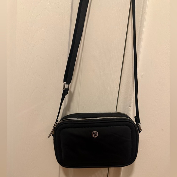 Lululemon Black Crossbody Camera Bag 2L - Picture 3 of 10